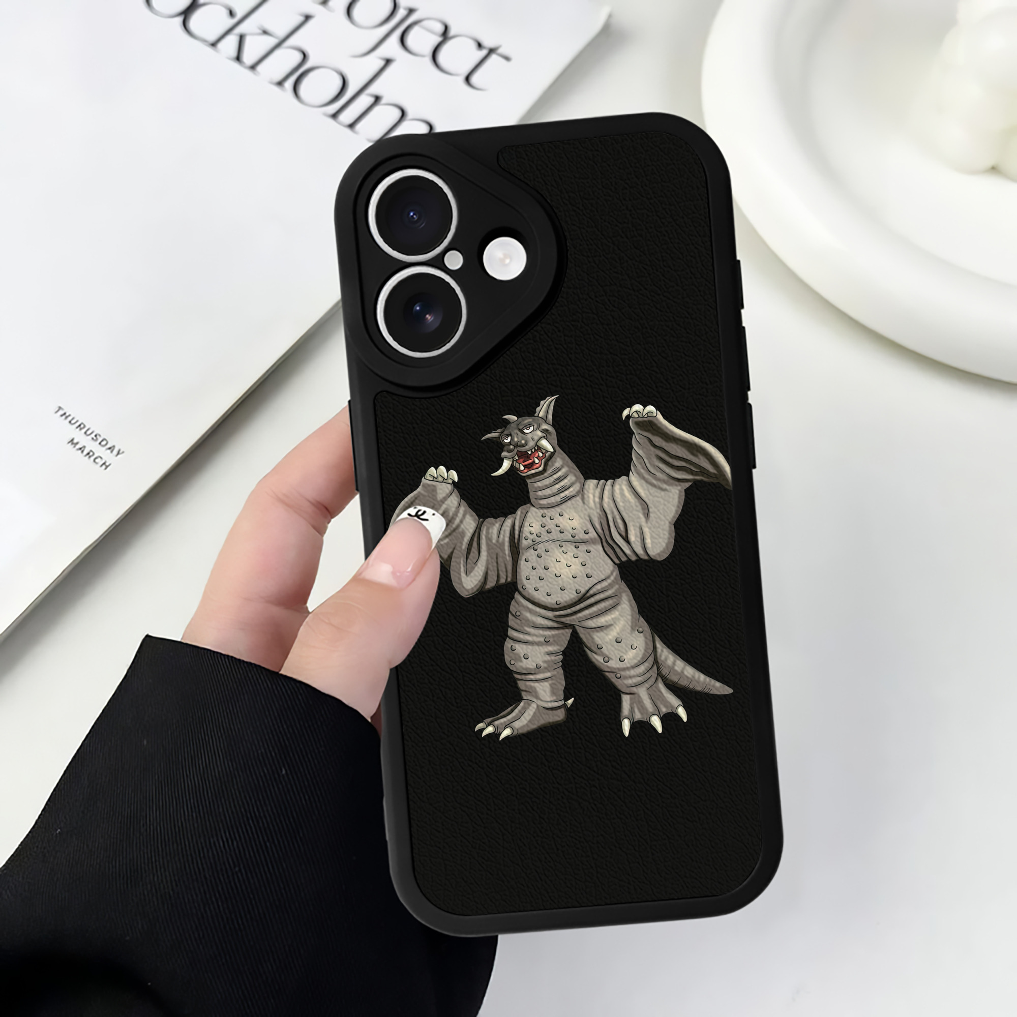 （画像用） ウルトラマン Ultraman 【iPhone 16シリーズ対応】シリコンスマホケース（レザー調） 材質：シリコン